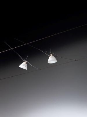 YAYAHO Lichtsystem von Ingo Maurer mit zwei weißen Lampenschirmen an einem Drahtseil.